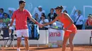 Petenis Serbia , Novak Djokovic bersalaman dengan Olga Danilovic selama pertandingan ganda campuran mereka di sebuah turnamen di Zadar, Kroasia (19/6/2020). Novak Djokovic dan istrinya menderita COVID-19.  (AP Photo/Zvonko Kucelin)