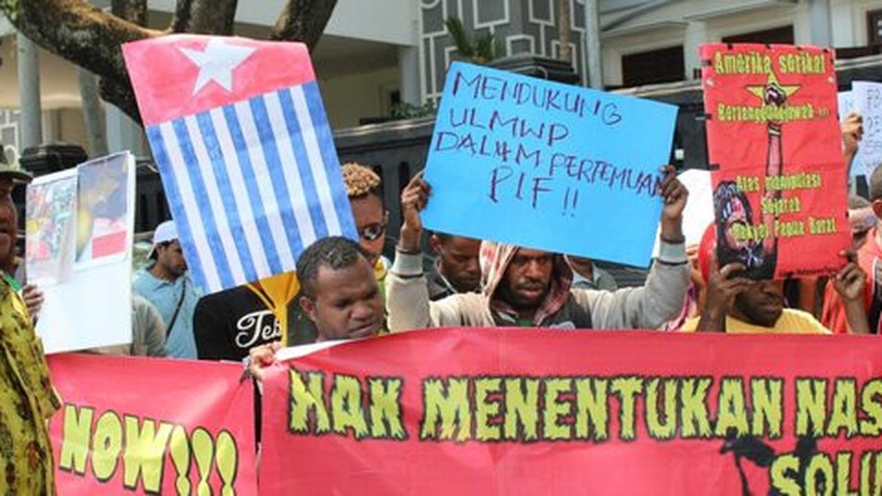 Massa beratribut Bintang Kejora demo tuntut kemerdekaan Papua