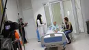 Julia Perez saat menjalani syuting film di kediamannya jakarta, Kamis (25/02). ). Dalam adegan syuting film tersebut Jupe memotong rambutnya sebagai bentuk kepedulian kepada pejuang kanker. (Liputan6.com/Herman Zakharia)