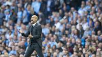 Manajer Manchester City, Pep Guardiola, memberikan anak asuhnya instruksi saat melawan Sunderland pada laga Liga Premier Inggris di Stadion Etihad, Manchester, Inggris, Sabtu (13/8/2016). City menang 2-1 atas Sunderland. (AP/Jon Super)