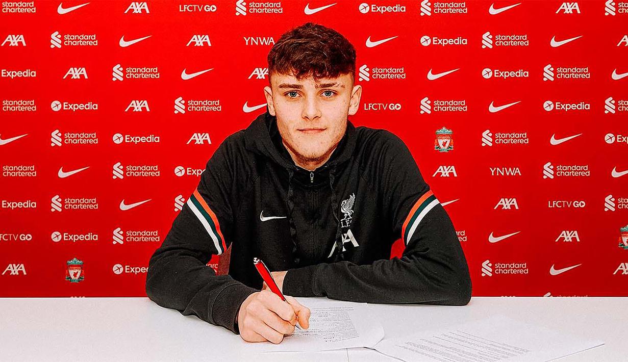 Bobby Clark. Gelandang Inggris milik Liverpool U-18 ini menjadi pemain termuda kedua yang melakukan debut di Liga Inggris musim 2022/2023. Ia berusia 17 tahun, 6 bulan dan 20 hari saat diturunkan pelatih Jurgen Klopp pada pekan ke-4 (27/8/2022) melawan tamunya Bournemouth. Dalam laga yang dimenangi The Reds 9-0 tersebut, ia masuk menggantikan Trent Alexander-Arnold pada menit ke-83. (liverpoolfc.com)