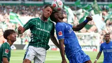 Gelandang Bremen asal Belgia #14, Senne Lynen (kiri), dan penyerang Bayer Leverkusen asal Kamerun #35 Christian Kofane berebut bola dalam pertandingan divisi satu Bundesliga Jerman antara Werder Bremen dan Bayer Leverkusen di Bremen pada 30 Agustus 2025. (Ibrahim OT/AFP)