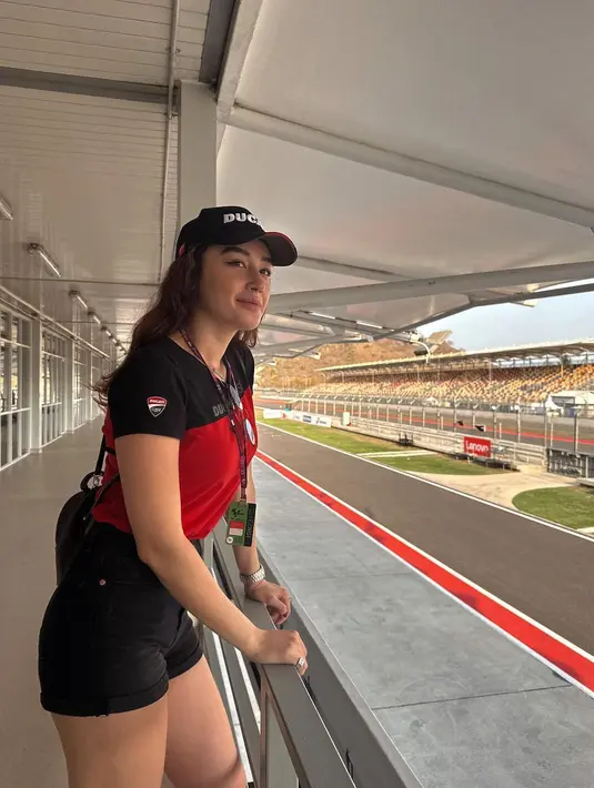 Natasha Ryder tampil sporty dengan kaus polo, shorts, dan topi nuansa hitam. [@natasharyder]