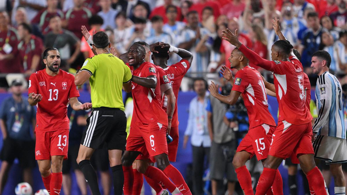 Kronologi Breel Embolo Diusir Wasit saat Argentina vs Swiss, VAR Bongkar Aksi Tipu-Tipu