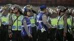 Polwan (Polisi Wanita) ikut dalam pengamanan Stadion Si Jalak Harupat dan juga pengamanan parade juara Piala Presiden 2015 di Kota Bandung, Minggu (25/10/2015). (Bola.com / Nicklas Hanoatubun)