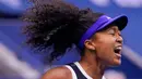 Reaksi petenis Jepang Naomi Osaka saat menghadapi Victoria Azarenka dari Belarusia pada laga final AS Terbuka di Arthur Ashe Stadium, New York, Sabtu (12/9/2020). Naomi Osaka menjadi juara AS Terbuka 2020 lewat pertarungan tiga game dengan skor 1-6, 6-3, 6-3. (AP/Seth Wenig)