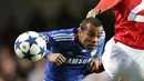 Bek kiri Chelsea Ashley Cole beraksi pada partai perempat final Liga Champions kontra Manchester United di Stamford Bridge, 6 April 2011. AFP PHOTO/ADRIAN DENNIS