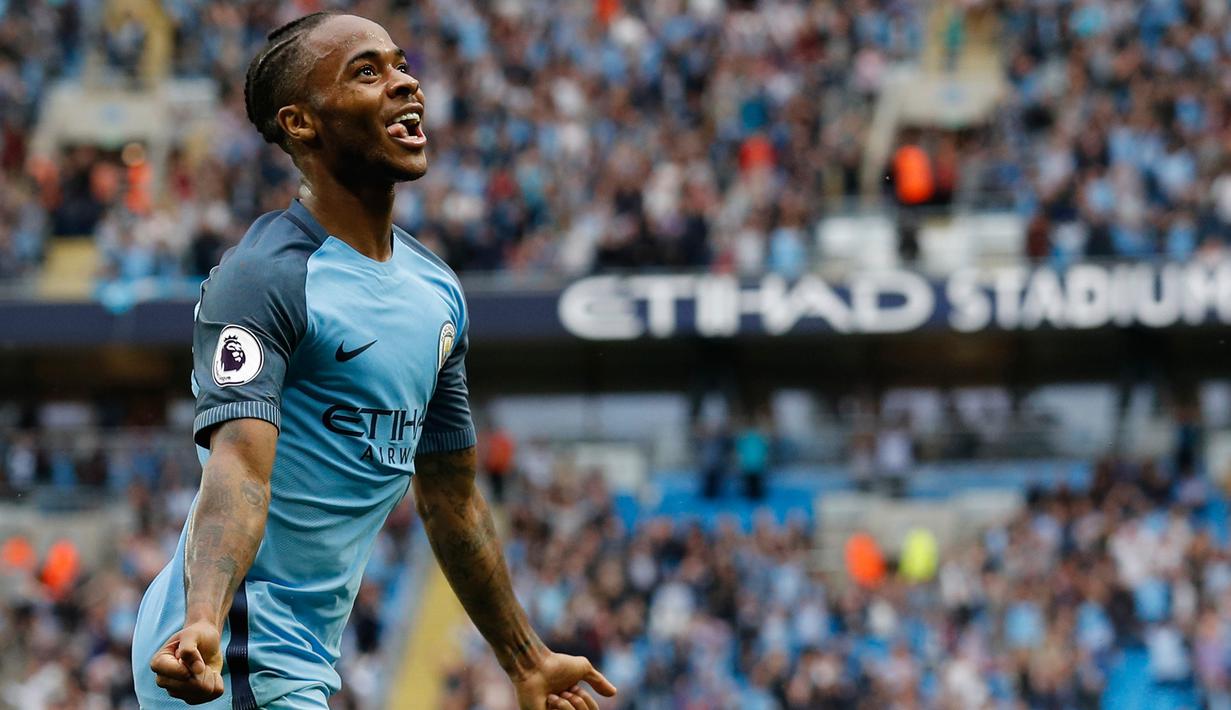 Raheem Sterling melakukan selebrasi usai mencetak gol kegawang West Ham United di liga Inggris di Stadion Etihad, Inggris (28/8). Sterling tampil kurang maksimal pada musim lalu dan timnas Inggris pada Piala Eropa lalu. (Reuters/Darren Staples)