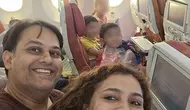 Keluarga dokter yang turut membawa ketiga buah hatinya yang naik dalam pesawat Air India. (Foto: Tangkapan Layar di Facebook)