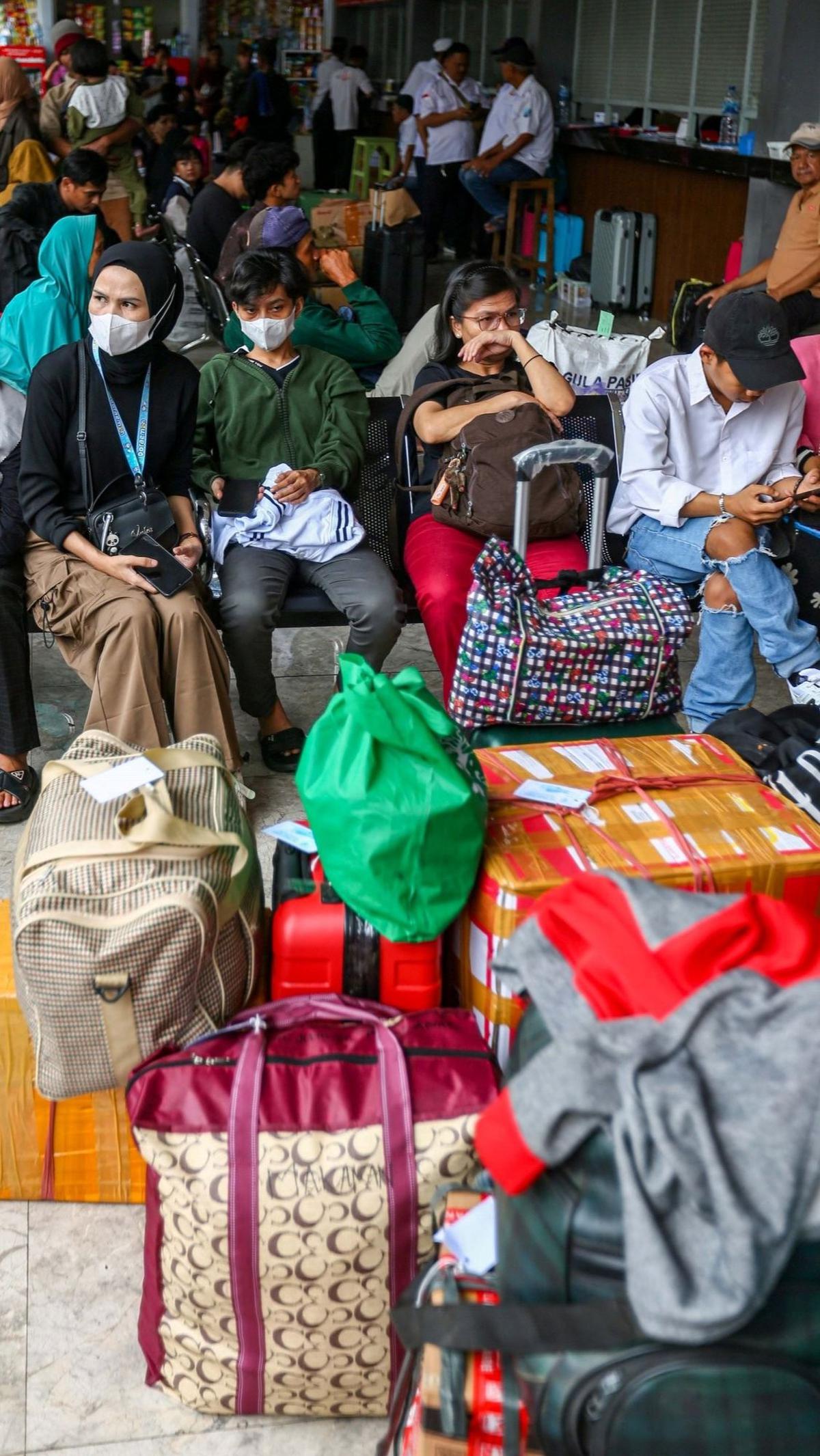 Calon penumpang yang hendak mudik saat menunggu bus di Terminal Kalideres, Jakarta Barat, Selasa (2/4/20024). Foto: Liputan6.com / Angga Yuniar