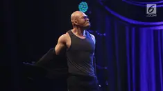 Deddy Corbuzier membuka pakaiannya saat saling roasting dengan Pandji Pragiwaksono di Jakarta Internasional Comedy Festival (JICOMFEST) 2019 di JIExpo, Kemayoran, Jakarta, Sabtu (3/8/2019). Selain Deddy, komika dan komedian terkemuka juga meramaikan JICOMFEST 2019. (Bola.com/Peksi Cahyo Priambodo)