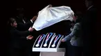 Medali Olimpiade Tokyo 2020 resmi diumumkan kepada publik saat seremoni untuk merayakan momen satu tahun jelang Olimpiade di Tokyo, Rabu (24/7/2019). Medali yang didesain Junichi Kawanishi itu berdiameter 85 mm dan dihiasi gambar dewi Yunani, Nike serta logo Olimpiade. (Behrouz MEHRI/AFP)