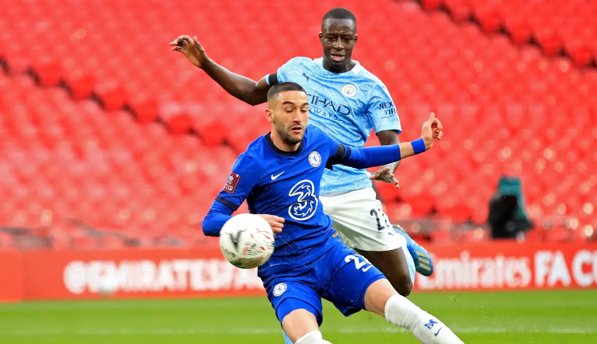 Gelandang Chelsea, Hakim Ziyech (kiri) melepaskan tendangan yang berbuah gol ke gawang Manchester City dalam laga semifinal Piala FA 2020/2021 di Wembley Stadium, London, Sabtu (17/4/2021). Chelsea menang 1-0 atas Manchester City. (AFP/Adam Davy/Pool)