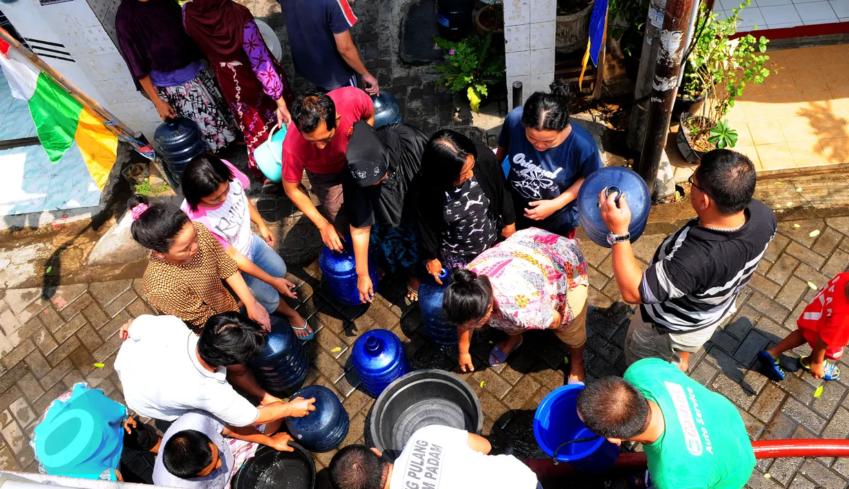 Warga antre saat pembagian bantuan air bersih di Jalan Kakap Raya, Tanggerang, Senin (17/8/2015). Dalam beberapa hari terakhir, warga Tangerang dan sekitarnya kesulitan mendapatkan air bersih. (Liputan6.com/Faizal R Syam)