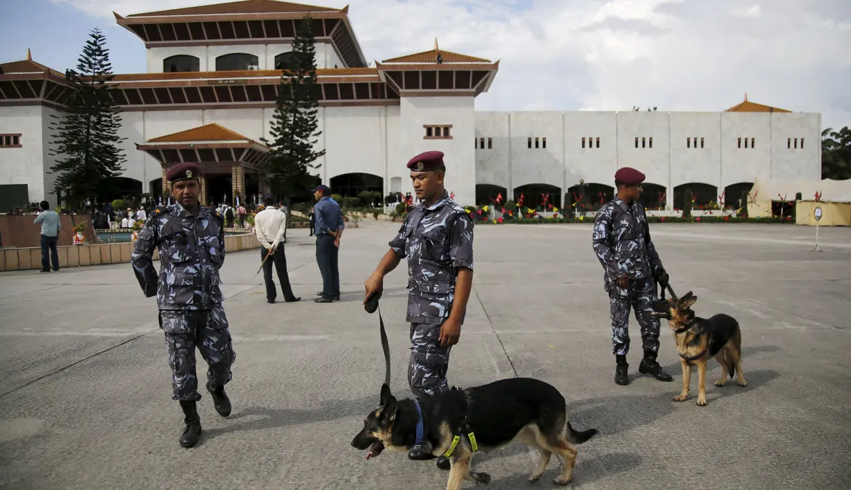 Polisi Nepal berjaga di depan gedung parlemen jelang Presiden Ram Baran Yadav resmi mengesahkan konstitusi baru di Kathmandu, Nepal, Minggu (20/9/2015). Meski diwarnai aksi protes, konstitusi baru Nepal akan segera disahkan. (REUTERS/Navesh Chitrakar)