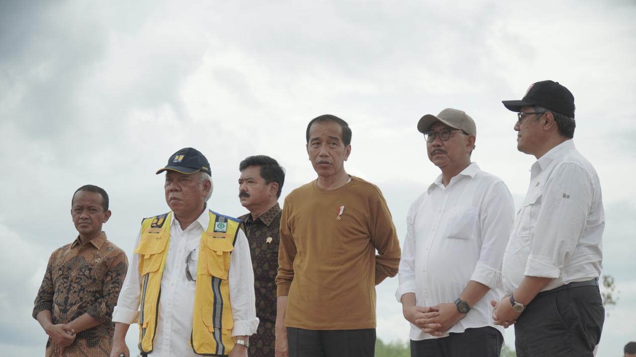 Presiden Joko Widodo atau Jokowi didampingi oleh Menteri PUPR Basuki Hadimuljono dan Menteri BUMN Erick Thohir meninjau proyek Jalan Tol IKN Nusantara akses 3A Karangjoang – KKT Kariangau garapan Hutama Karya pada Rabu (22/2/2023). (Dok Hutama Karya)