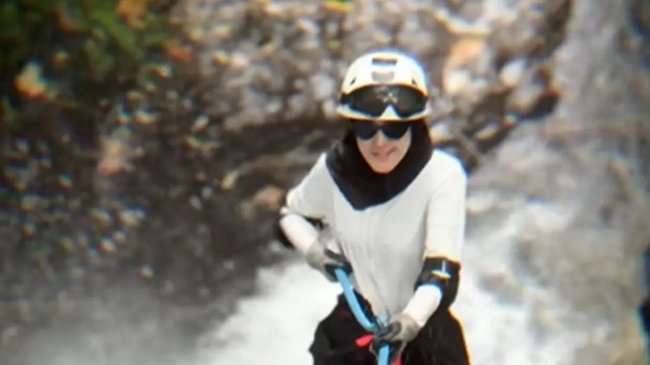Potret Alya Nabila Istri Gunawan Dwi Cahyo saat Canyoneering di Air Terjun