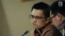 Tersangka dugaan suap terhadap Ketua Pengadilan Tinggi Manado Sudiwardono, Aditya Anugrah Moha menyimak keterangan saksi pada sidang lanjutan di Pengadilan Tipikor, Jakarta, Rabu (7/3). (Liputan6.com/Helmi Fithriansyah)