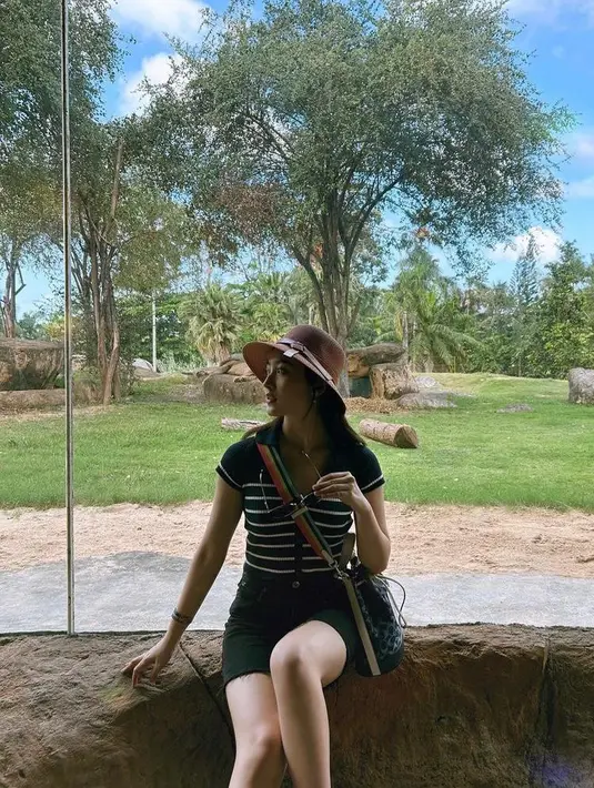 “Atutu yang cowok siapa. Mukanya nggak keliatan,” celetuk netizen kepo yang disambut tawaan netizen lainnya.