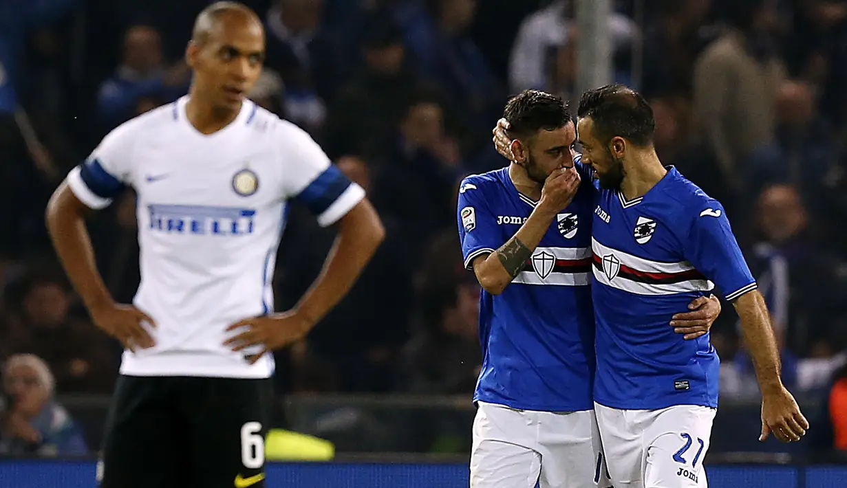 Pemain Sampdoria, Fabio Quagliarella (kanan) dan rekannya Bruno Miguel Fernandes merayakan gol ke gawang Inter Milan pada lanjutan Serie A Italia di Luigi Ferraris Stadium, Genoa (30/10/2016). (AFP/Marco Bertorello)