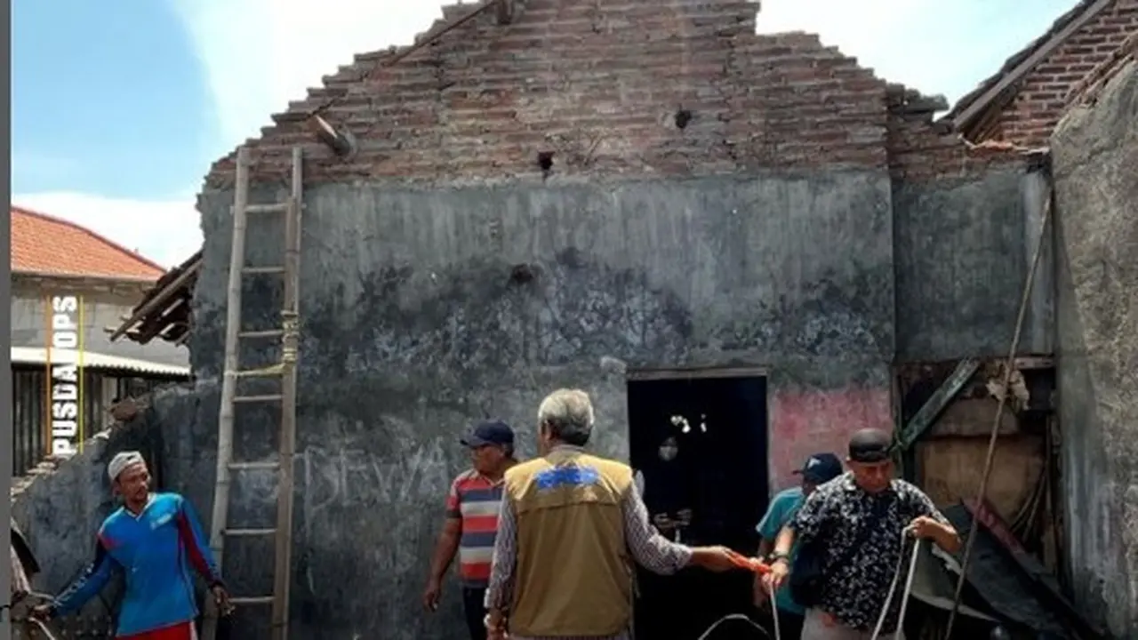 Sejumlah rumah warga di Sidoarjo rusak diterjang angin kencang. (Istimewa)