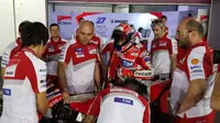 Casey Stoner, berdiskusi dengan mekanik Ducati dari atas motor Desmosedici GP16 dalam tes privat di Sirkuit Losail. Qatar, Selasa (22/3/2016). (Crash)