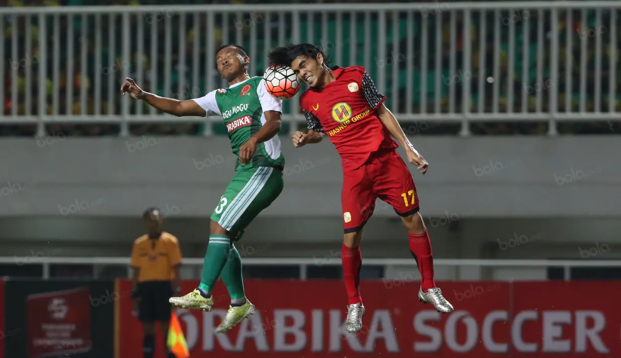 Pemain PS TNI, Wawan Febrianto (kiri) berebut bola dengan pemain Barito Putra, Paulo Sitanggang pada laga Torabika SC 2016  di Stadion Pakansari, Bogor, Jumat (22/7/2016). (Bola.com/Nicklas Hanoatubun)