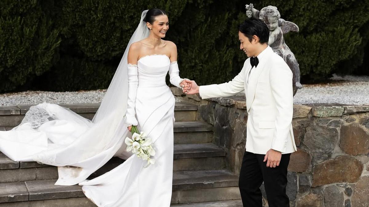 8 Tren Model Gaun Pengantin Putih Simple Elegan 2025, Gaya Amanda Rawles di Nikahannya Curi Perhatian