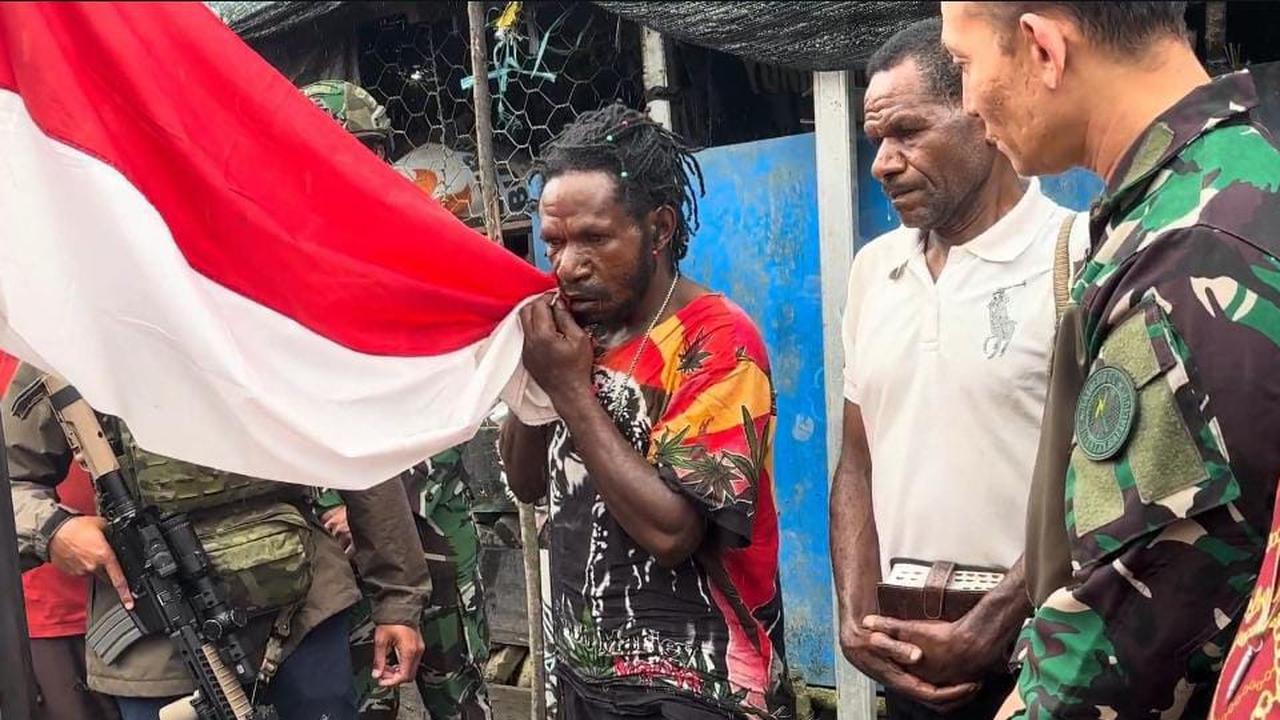 Momen Anggota OPM Kembali ke Pangkuan Ibu Pertiwi, Cium Merah Putih dan Sumpah Setia NKRI