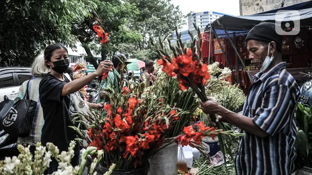 FOTO: Tradisi Warga Tionghoa Berburu Bunga Hias Jelang Imlek