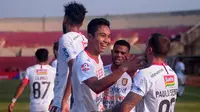 Pemain Bali United, Ricky Fajrin, merayakan gol yang dicetaknya ke gawang Kalteng Putra di Stadion Sultan Agung, Bantul, Rabu (26/6/2019). (Bola.com/Vincentius Atmaja)