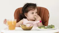Ilustrasi anak yang sedang makan/copyright freepik.com