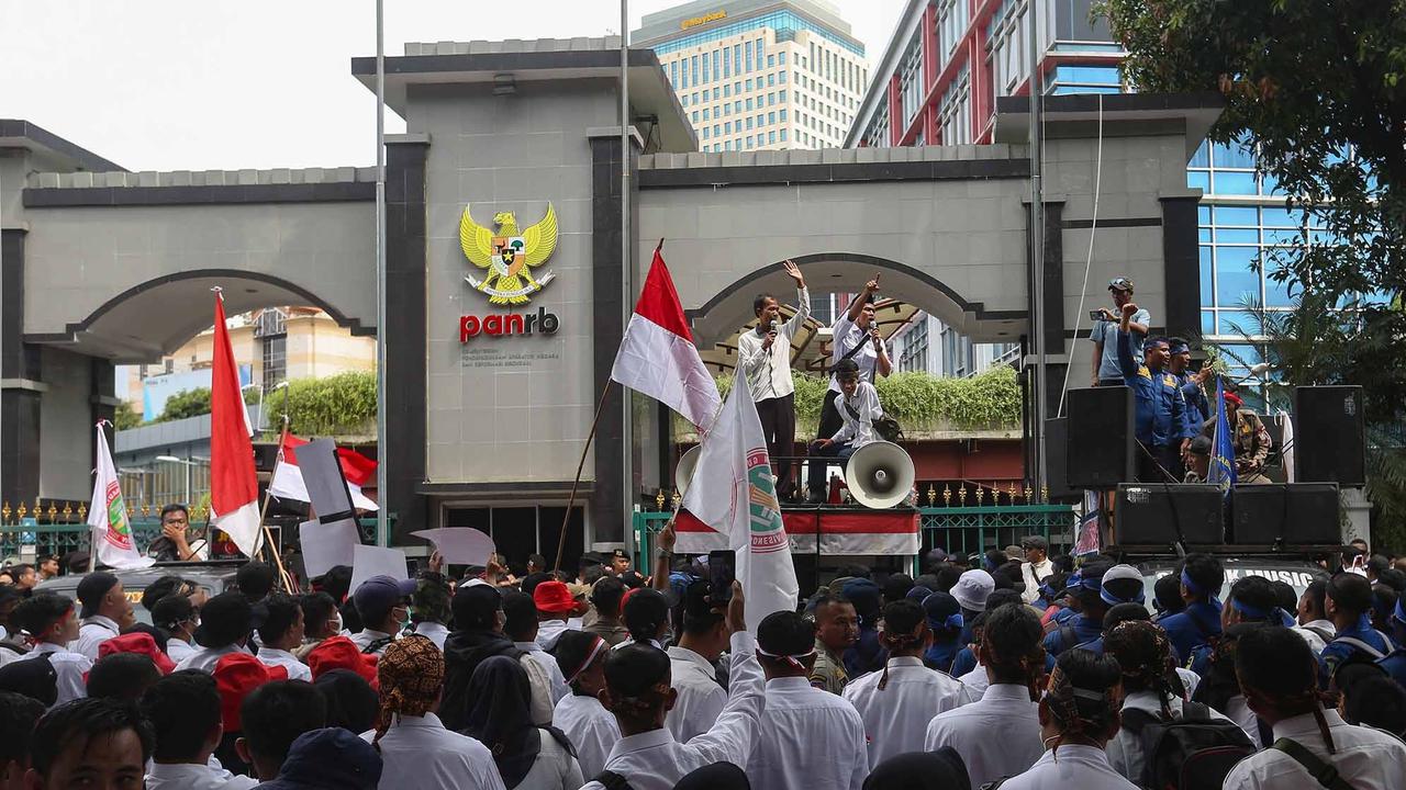 FOTO:  Aksi Ribuan Calon PPPK  Di Kantor KemenPAN-RB, Menolak Pengangkatan Oktober 2025