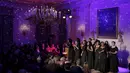 Pertunjukan tarik suara dari Gospel Choir saat menghibur tamu yang hadir saat acara makan malam Perdana Menteri Kanada Justin Trudeau dan istrinya Sophie Gregoire - Trudeau di Gedung Putih di Washington tanggal 10 Maret 2016. (REUTERS / Joshua Roberts)