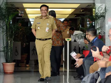 Gubernur DKI Jakarta Djarot Saiful Hidayat saat meninggalkan gedung KPK, Jakarta, Senin (25/9). Kedatangan Djarot untuk menandatangani nota kesepahaman (MoU) terkait pajak dan retribusi bersama KPK. (Liputan6.com/Helmi Fithriansyah)