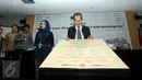 Salah satu Pimpinan KPK Zulkarnain memegang MOU dalam acara Workshop mencetak kader muda sayap partai politik berintegritas di gedung Komisi Pemberantasan Korupsi, Jakarta, Kamis (12/11/2015). (Liputan6.com/Helmi Afandi) 