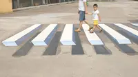 Zebra cross 3D ini diharapkan akan  membuat para pengendara mobil mengurangi kecepatannya. Foto: Boredpanda.com