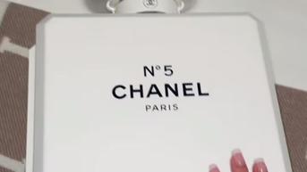 Heboh Video Unboxing Kalender Chanel Rp12 Juta, Warganet: Isinya Kayak Stiker Angkot