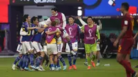 Selebrasi sejumlah pemain timnas Jepang usai Ao Tanaka menjebol gawang&nbsp;Spanyol&nbsp;dalam pertandingan grup E Piala Dunia 2022 yang berlangsung di Khalifa International Stadium, Doha, Jumat (2/12/2022). (AP Photo/Darko Vojinovic)