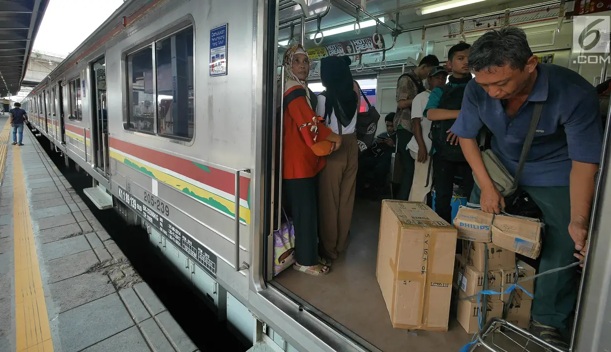Penumpang menaiki kereta di Stasiun Tanah Abang, Jakarta, Kamis (23/5/2019).  PT Kereta Commuter Indonesia mengumumkan bahwa Stasiun Tanah Abang kembali dibuka dan beroperasi setelah sempat ditutup akibat kerusuhan Aksi 22 Mei di sekitar Gedung Bawaslu dan Tanah Abang. (Liputan6.com/Herman Zakharia)