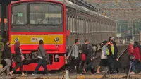 Suasana Stasiun Bekasi, Jawa Barat, Senin (1/2/2021). Petugas keamanan tampak mengatur para penumpang memasuki stasiun. Hal itu dilakukan agar tidak terjadi penumpukan penumpang. (Liputan6.com/Herman Zakharia)