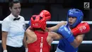 Petinju putri Indonesia, Huswatun Hasanah (kaus biru) saat melawan Sudaporn Seesondee (Thailand) pada semifinal kelas ringan 60kg putri Asian Games 2018 di JIEXPO Kemayoran, Jumat (31/8). Huswatun kalah 0-5. (Liputan6.com/Helmi Fithriansyah)