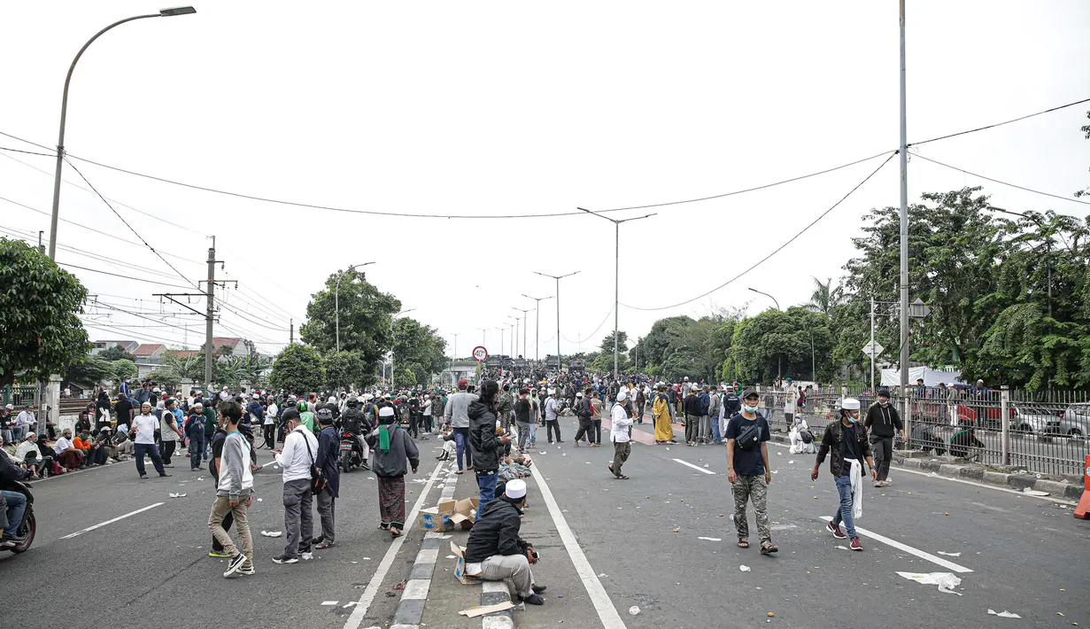 Massa aksi membubarkan diri usai terlibat bentrok dengan polisi di flyover Penggilingan, Jakarta, Kamis (24/6/2021). Sebelumnya, aparat kepolisian dengan simpatisan Rizieq Shihab terlibat bentrokan jelang sidang vonis perkara tes swab yang digelar di di PN Jakarta Timur. (Liputan6.com/Faizal Fanani)
