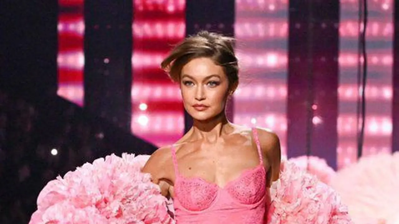 Supermodel Sejati, Gaya Gigi Hadid Tampil dengan 2 Look Bold dan Sayap Ikonis di Victoria’s Secret Fashion Show 2025