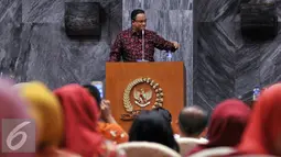 Mendikbud Anies Baswedan menghadiri seminar nasional "Hormati Guru" 43  di Kompleks Parlemen, Jakarta, Selasa (26/04). Komisi X tengah memperjuangkan agar gaji honorer bisa Rp 3 juta per bulan. (Liputan6.com/Johan Tallo)