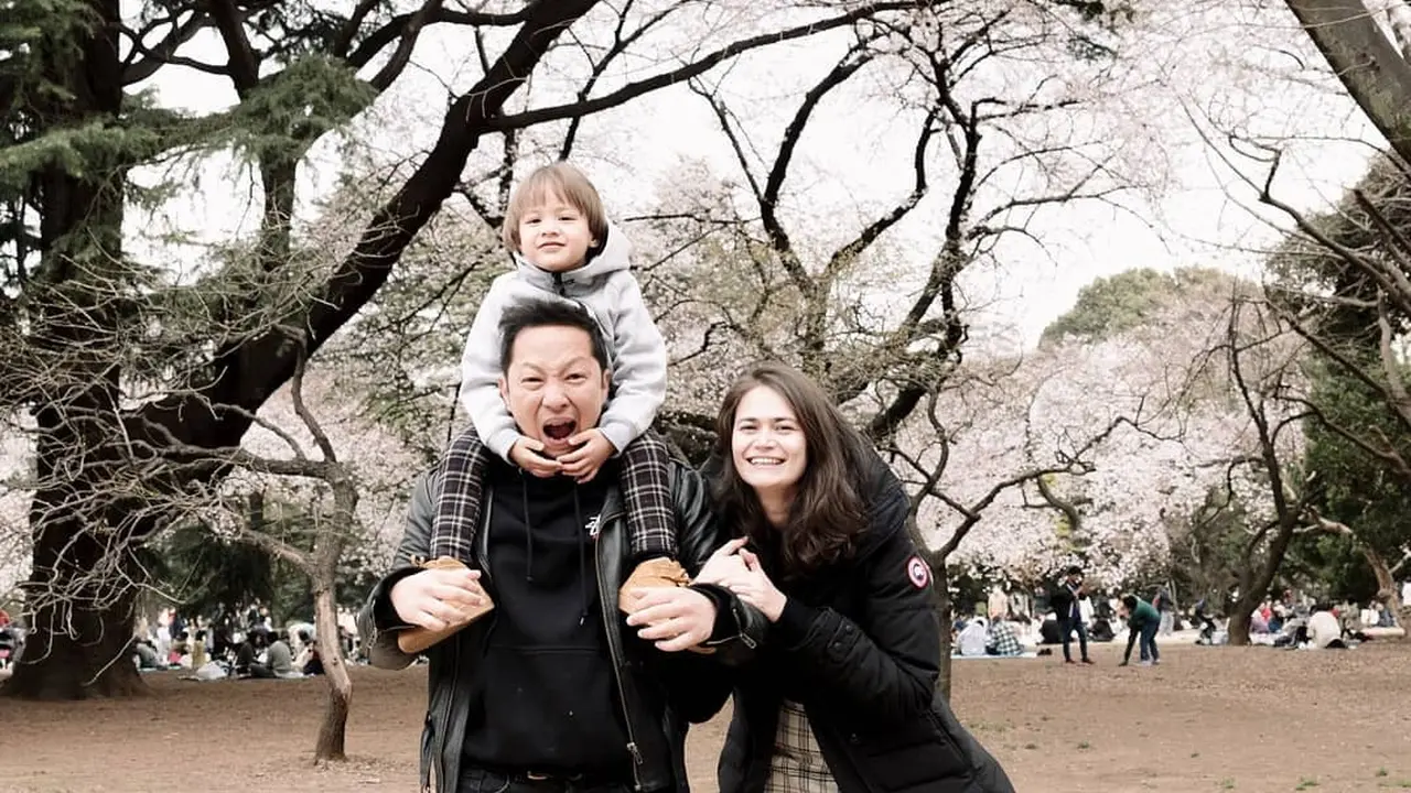 Ringgo dan keluarga kecilnya berlibur ke Jepang.
