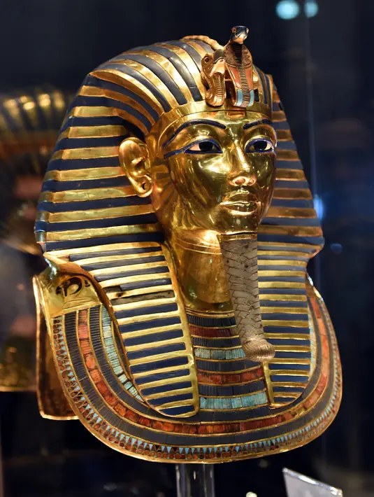 Topeng emas Raja Tutankhamun diperlihatkan di museum Mesir di Kairo, Rabu (16/12). Topeng bersejarah yang berusia 3.300 tahun itu ditunjukkan kepada wartawan setelah sebelumnya lebih dari dua bulan diperbaiki di bagian jenggotnya. (AFP/MOHAMED EL-SHAHED)