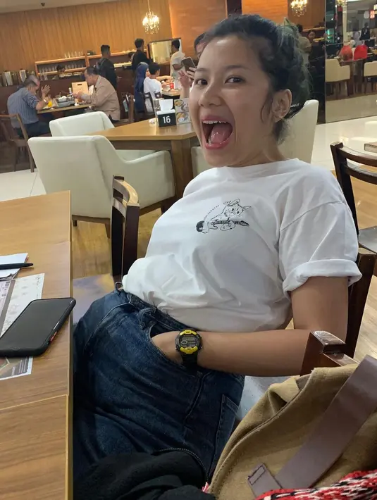 Seperti yang diketahui banyak orang, kalau Danilla kerap tampil apa adanya. Berbeda dengan kebanyakan perempuan, Danilla pun memiliki standar kecantikan versi dirinya sendiri. Lewat tayangan di Youtube dan Podcast Deddy Corbuzier, ia mengungkapkannya. (Instagram/danillariyadi)