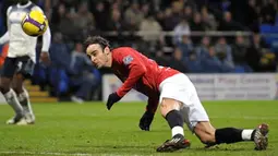 Manchester United&#039;s Dimitar Berbatov heads the goal during English Premier league match against Bolton Wanderers&#039; at The Reebok Stadium, Bolton, on January 17, 2009. AFP PHOTO/ANDREW YATES