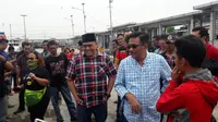 Djarot diserbu pertanyaan soal reklamasi ketika Kampung Muara Angke, Jakarta. (Liputan6.com/Devira Prastiwi)